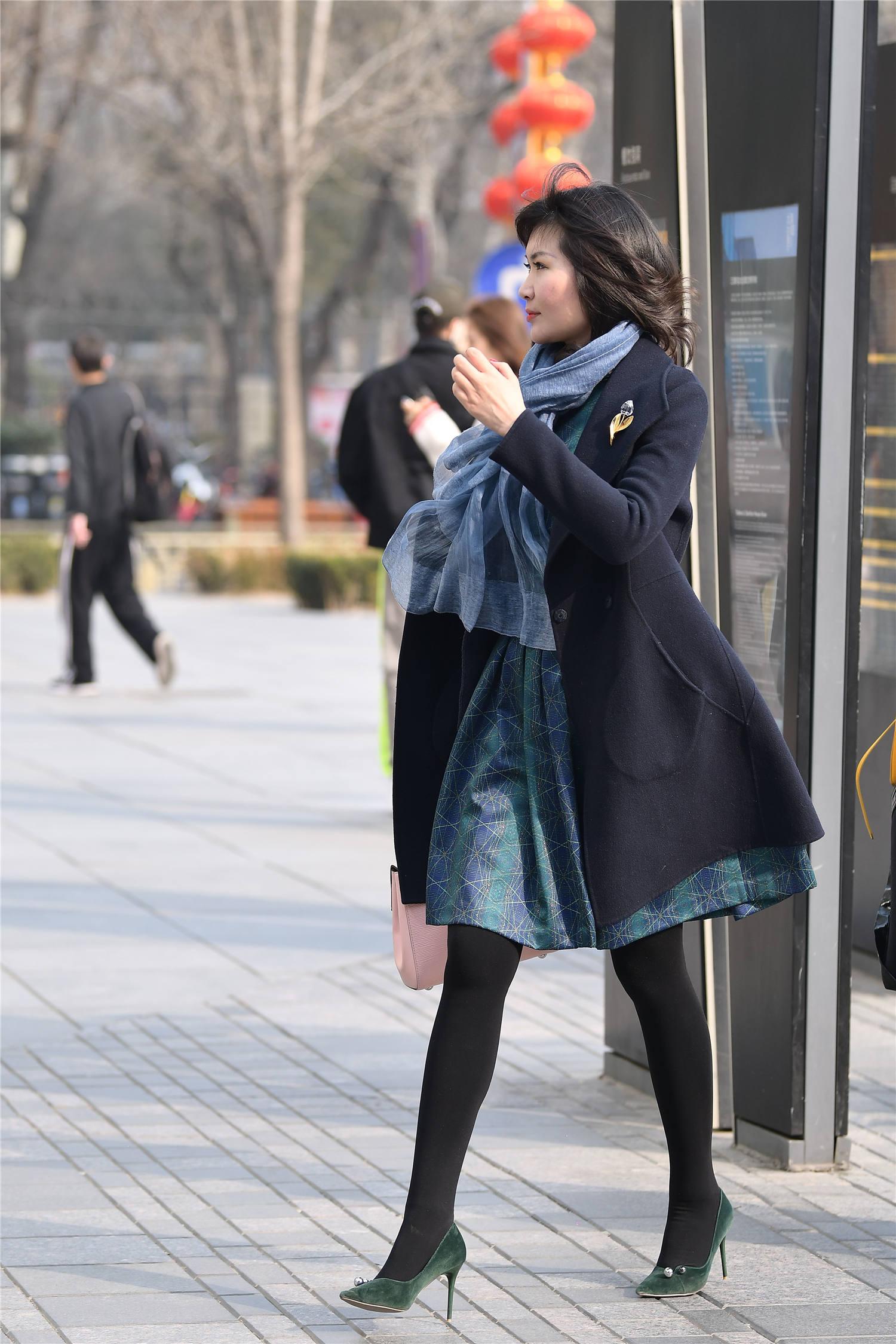 时尚的姑娘更喜欢尖头细跟鞋,在春天搭配出时尚感觉,衬托气质