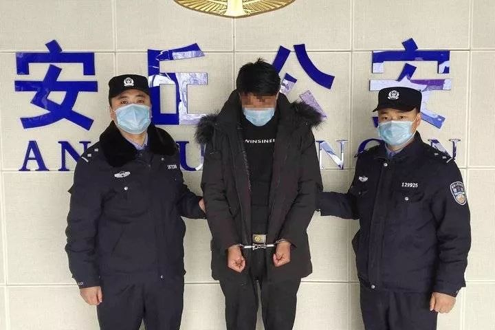 通过2月5日安丘市公安局侦破的一起贩卖口罩诈骗案件来看,嫌疑人首先