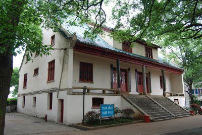 信义大学教舍楼:位于益阳市赫山区的市中心,市第一中学校内的狮子山