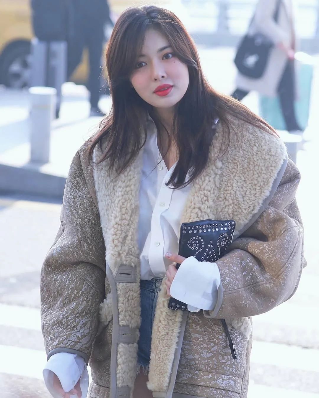 泫雅代言写真 黑色高通长靴搭配绿色风衣太酷了!