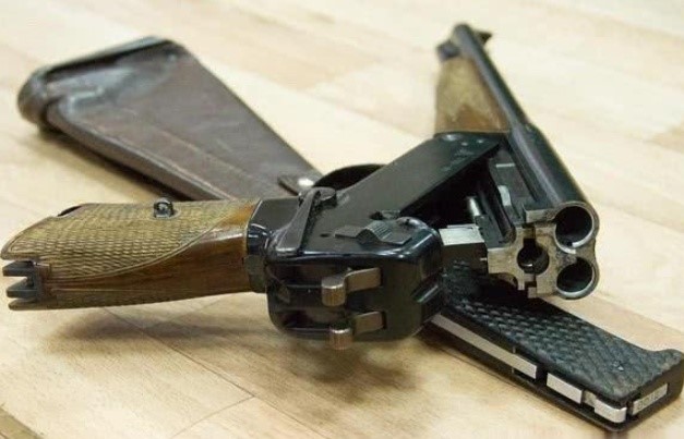 图为准备装填子弹的tp82手枪总之,除了心理上的情感支撑作用以外,枪械