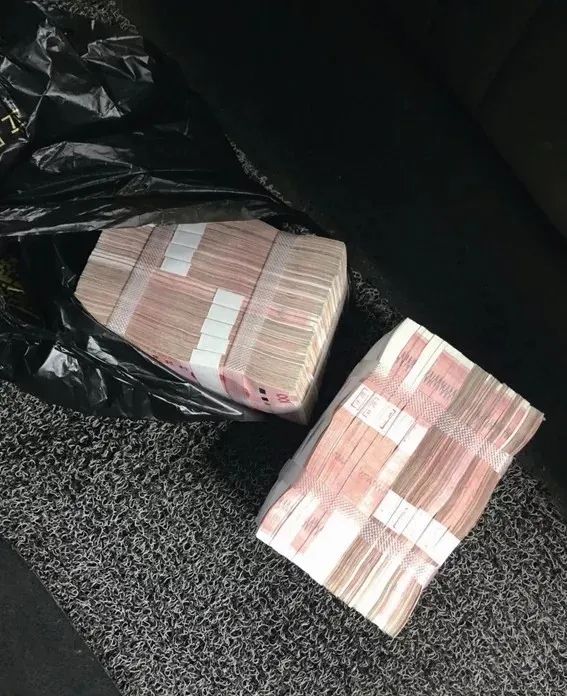 平阳一滴滴司机车上发现一个黑袋子,里面居然.