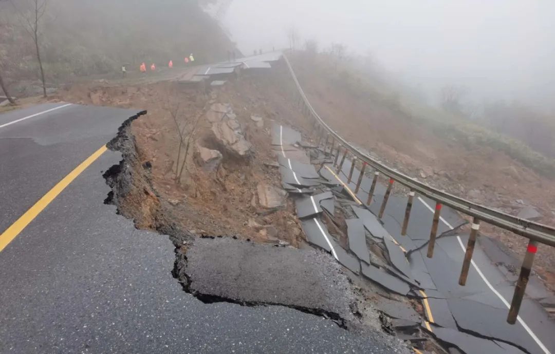 该路段位于袁州区慈化镇柘塘村大坪组,地处山区峭壁,因暴雨侵蚀了路基