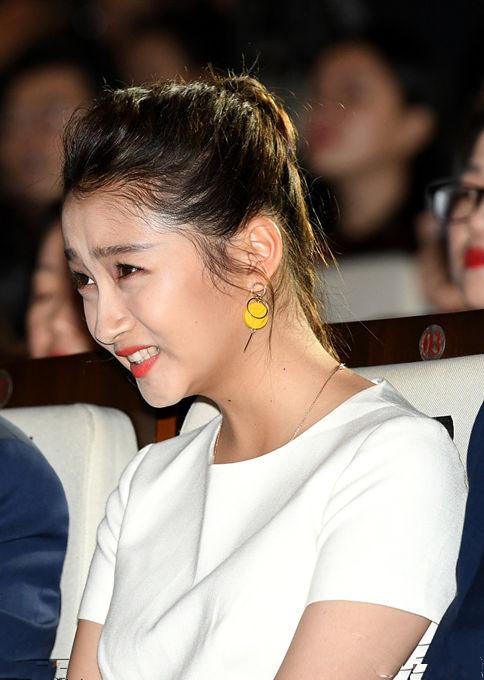 恋爱后的关晓彤却越发显老了就连扮嫩神器公主裙都拉不回来