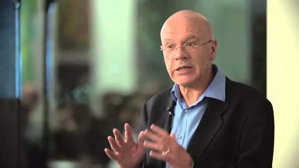 又过了几天,怀斯曼教授晚上出来方便,结果听到古堡的后面有凄厉的呼救