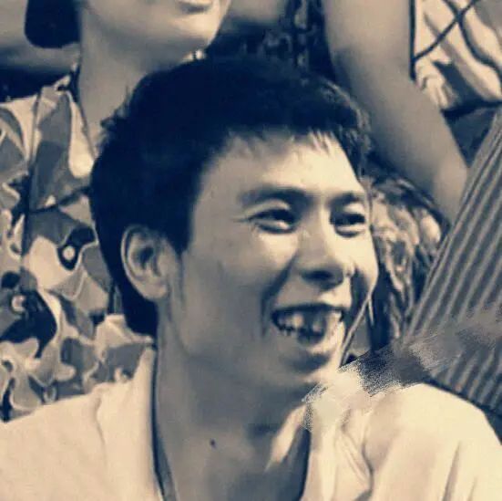 原创冯小刚年轻时旧照曝光金发女郎环绕抽雪茄派头十足