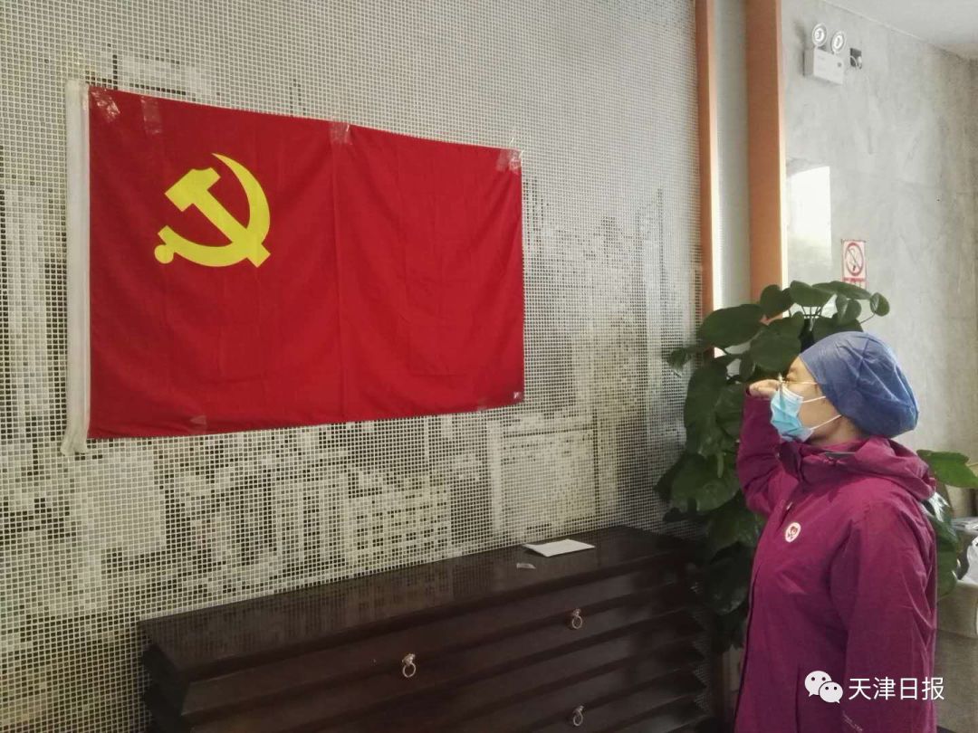 疫情防控宣传专栏今天他们戴上党徽格外激动