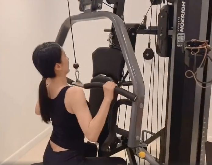 娄艺潇宅家"健身照"被疯传,穿背心健美裤,黄金腰臀比太惹眼!