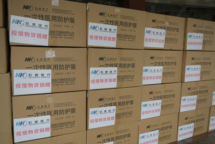 大爱江海这家企业向我区医院捐赠1200套医用防护服隔离衣