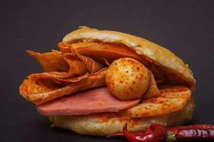 现如今的焙子几乎可以夹一切能吃的东西,例如夹香肠,夹辣条,夹肉末,夹