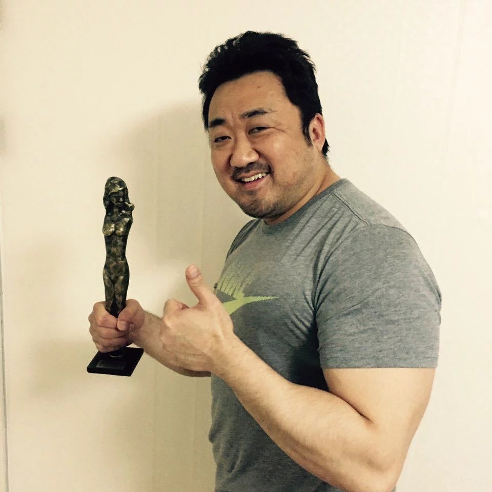 这些记忆,给了马东锡变强大的动力和理由,这才成长为现在的"肌肉大叔"