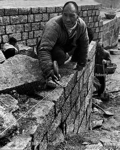 经典摄影难忘修渠艰苦岁月传承经典红色精神