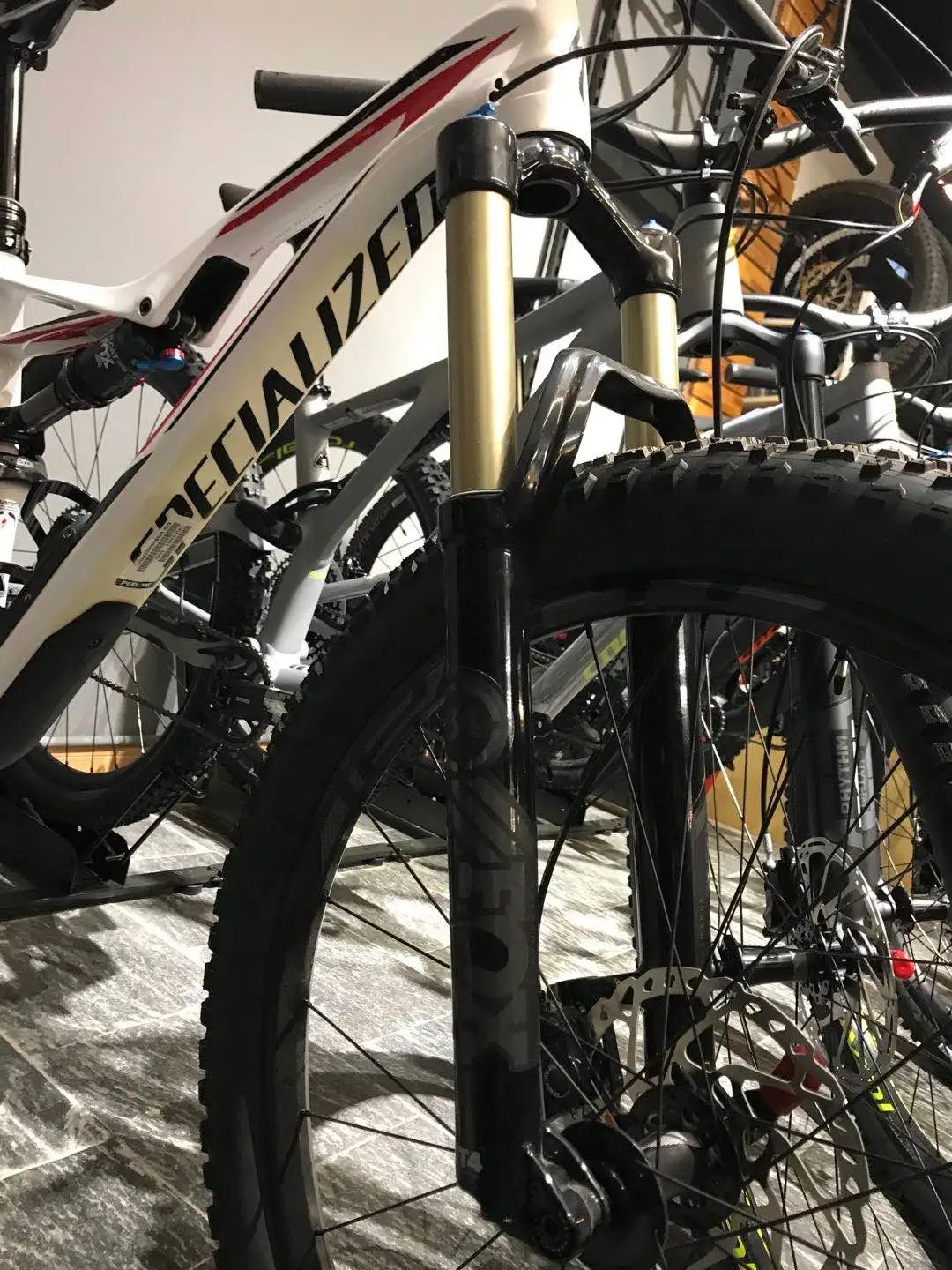滑动查看specialized