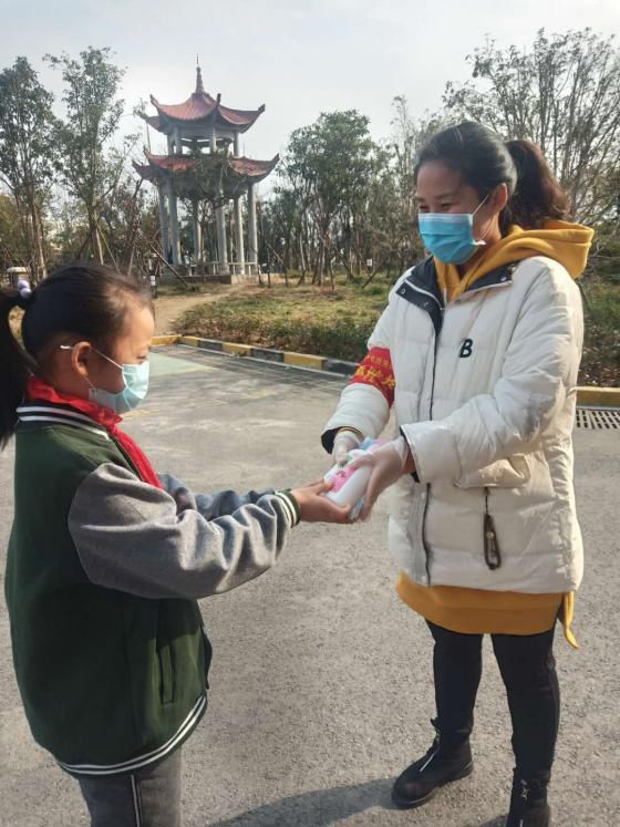 郑东新区龙翔小学主题活动情暖活雷锋龙宝在行动