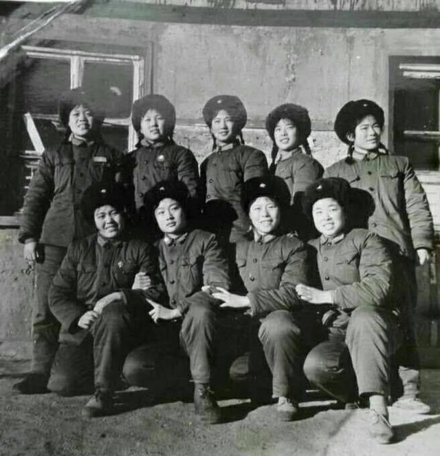 80年代女兵合影相册图片