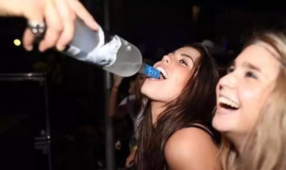 俄罗斯美女挑战中国白酒,拿起直接对瓶吹.