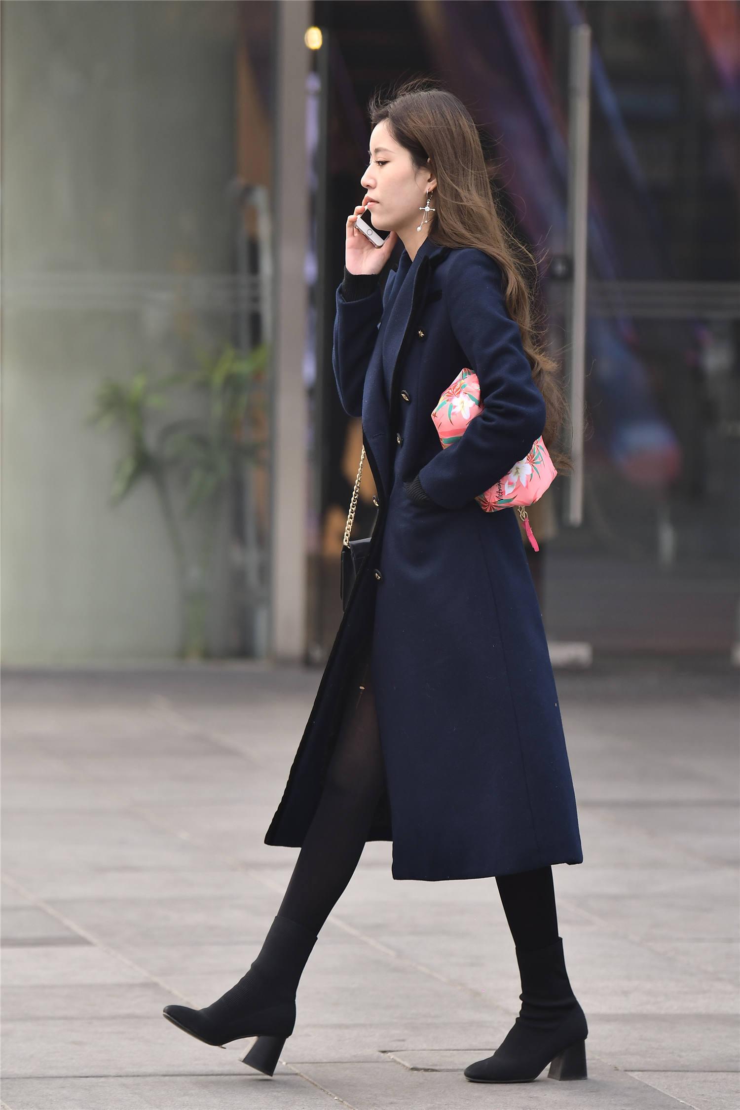 风衣搭配出显瘦的效果紧身裤搭配高跟短靴时尚姑娘真会搭配