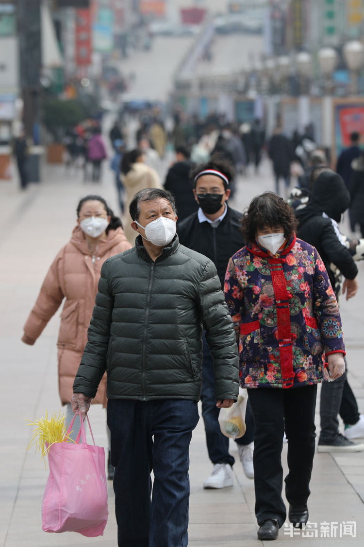 原创实拍台东步行街逛街的人多了口罩防护未放松