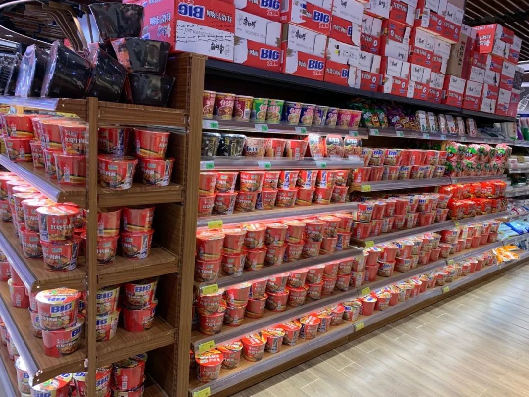 较多是康师傅红烧牛肉面,仓库也是根据消费者的喜好来采买储备的