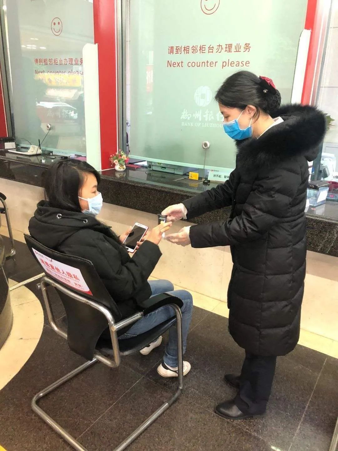 柳州银行多重暖心服务花式表白别样女神节