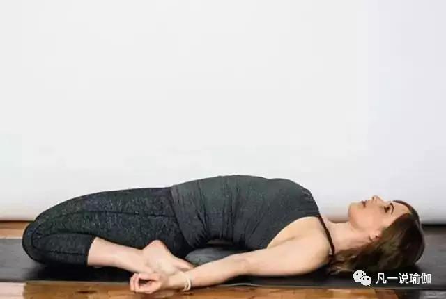 灵活髋关节增加髋关节内旋内收的能力,拉伸大腿前侧.