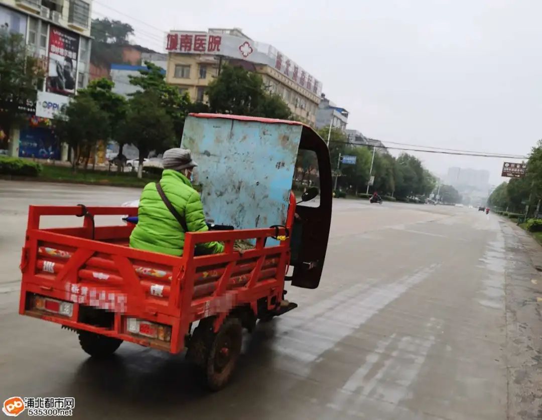 浦北一老人开电动三轮车载人,太危险了!