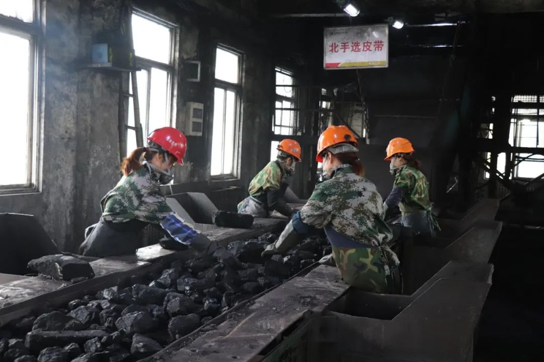 杨村煤矿皮带工区矸石拣选班的女工担负着矿井矸石拣选这项繁重工作.