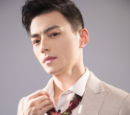 电竞霍建华为何受大家喜欢?看到个人介绍后,才知他这么厉害