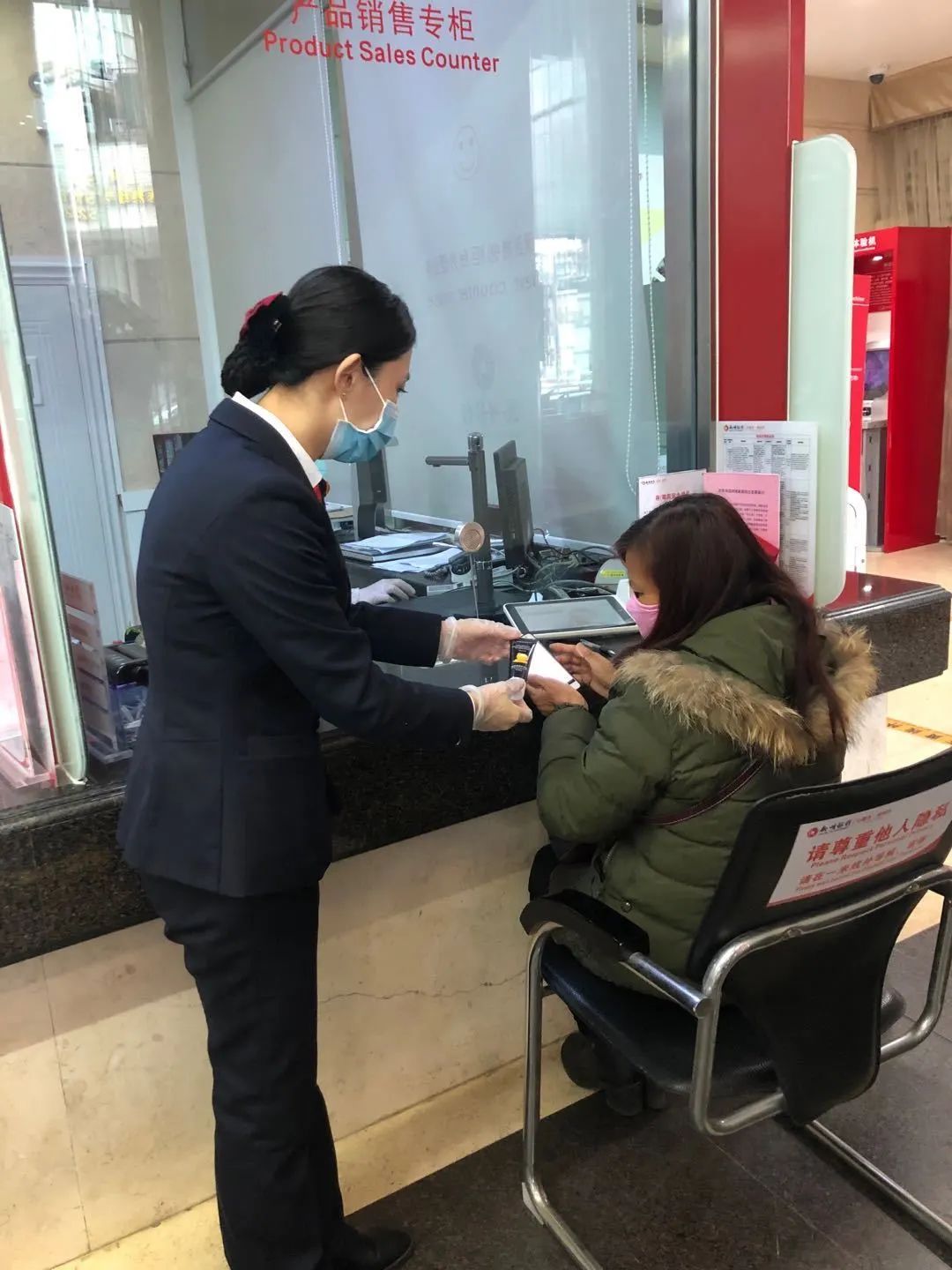 柳州银行多重暖心服务花式表白别样女神节