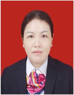 作为年轻的女镇长,她充满责任担当,工作中深入基层关爱群众.