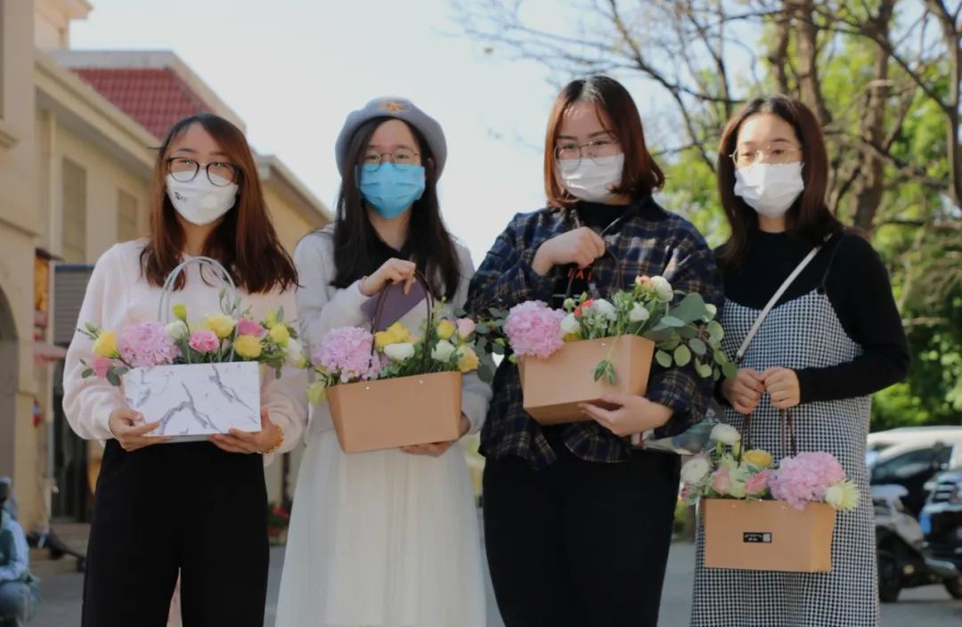 幸福像花儿一样云南衡水实验中学宜良校区开展三八节送花活动