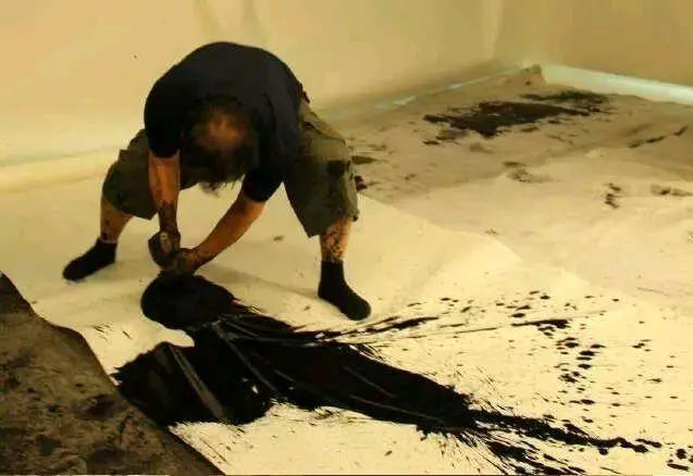 吼书又出新玩法一撮头发表演书法把丑书写出新境界