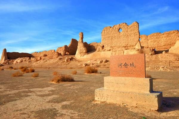 疏勒河古河道历历在目,疏勒河是敦煌地区的一条内部河流,发源于祁连山