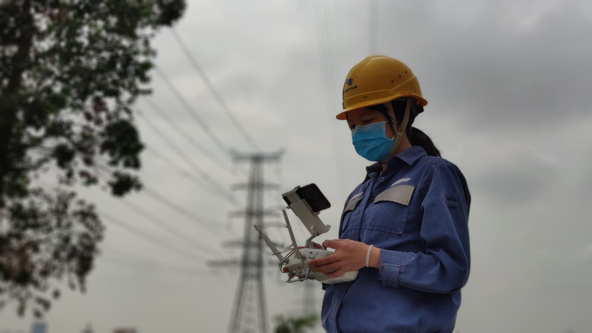 办公室淑女变身爬塔女汉子东电力女兵高空作业轻松自如