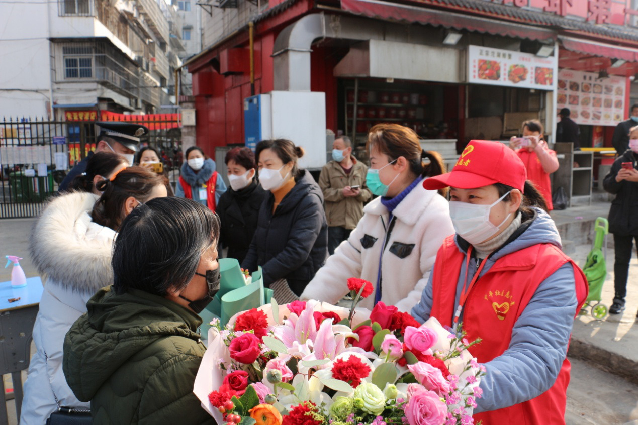 致敬防控一线平凡英雄青年街道中平社区开展三八妇女节慰问活动