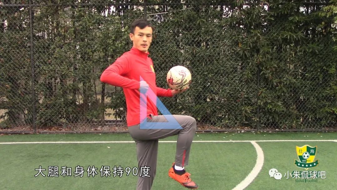 足不出户亦能练球小朱侃球系列之大腿颠球