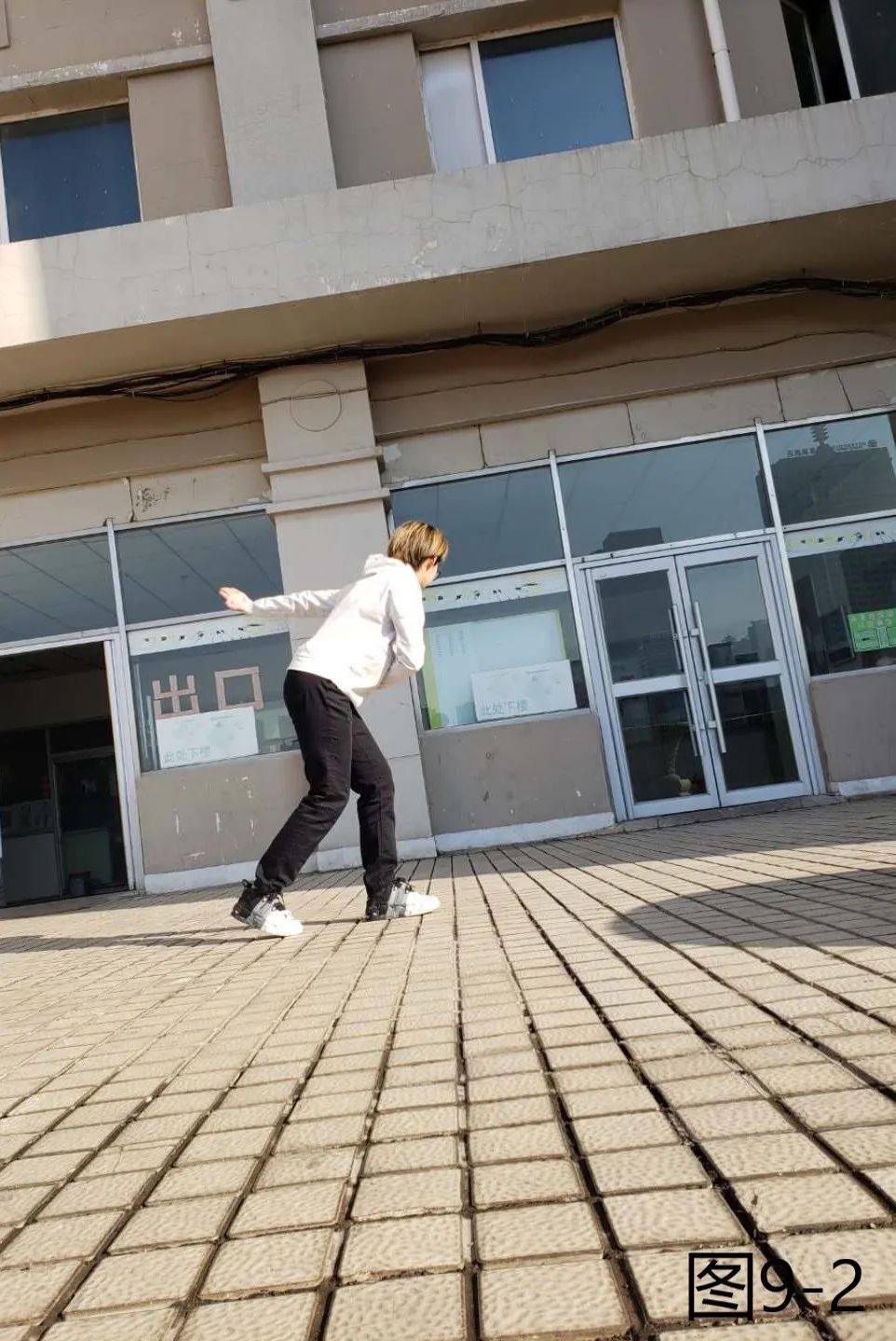 要点:跃步要远,落地要轻,落地后立即接做下一个动作.