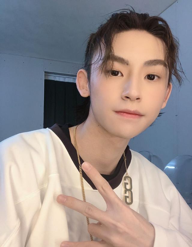 原创王琳凯晒童年照为妈妈庆生平头配牛仔衣从小酷到大