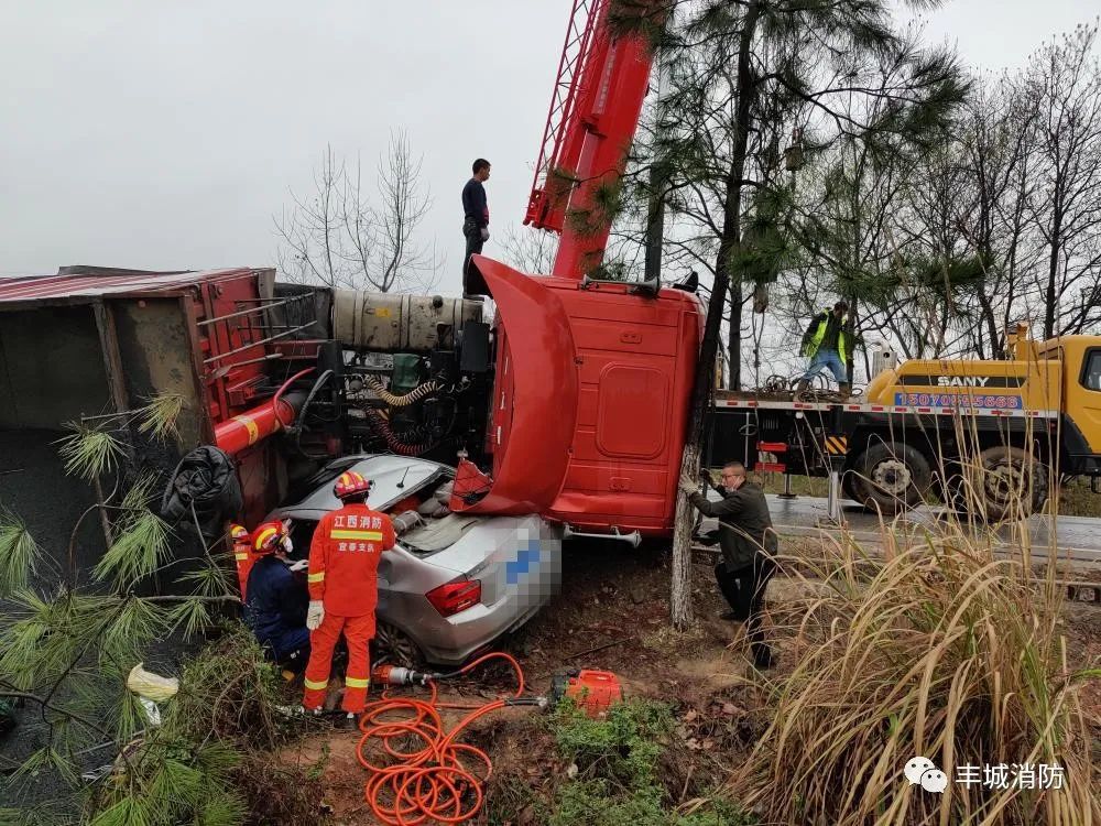 突发!丰城一货车侧翻压到小车,司机还在车内