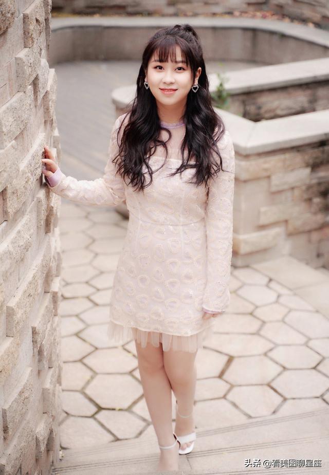 高秋梓灵动俏皮照片集,有点婴儿肥,不过很可爱