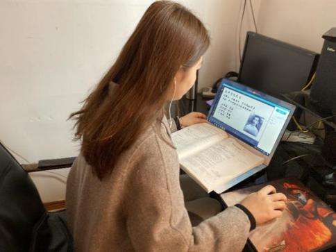 英语女老师上网课被学生质疑:平常衣服不重样,为何睡衣仅一套?