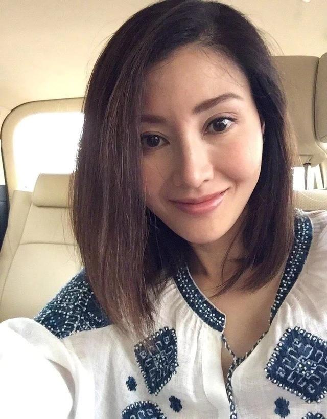 之后李嘉欣在这条动态之下又发了一张自拍,尽管没有滤镜加持,但是能够