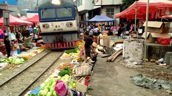 米軌火車穿過屏邊白河橋鐵道集市