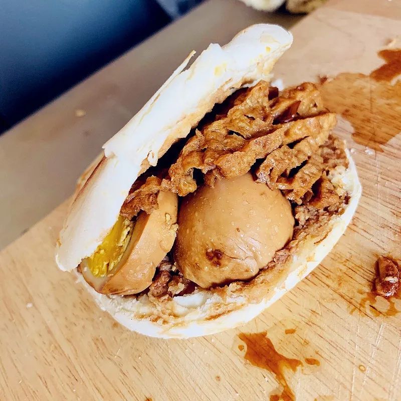 小编口水都流到键盘上了全了肉夹馍的三大灵魂配菜炖肉,卤蛋,豆腐串