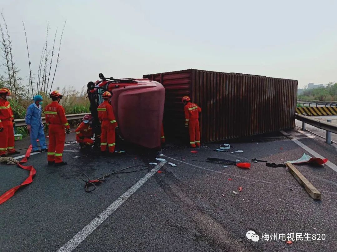 险!梅河高速一货车侧翻,变形的驾驶室里还卡住一个人