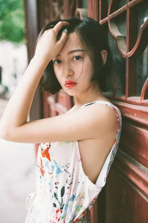 和简约大方的内扣相比,外卷又多了一丝优雅小女人的味道.