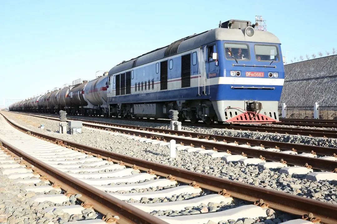 考虑火车发运受疫情影响小的因素,加强与周边客户沟通协调,联系可以