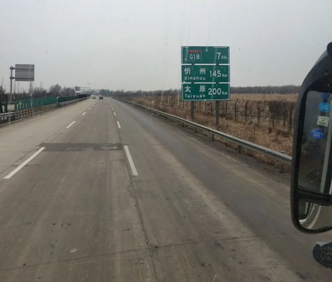 刚刚宣化一辆承载希望的大巴再出发