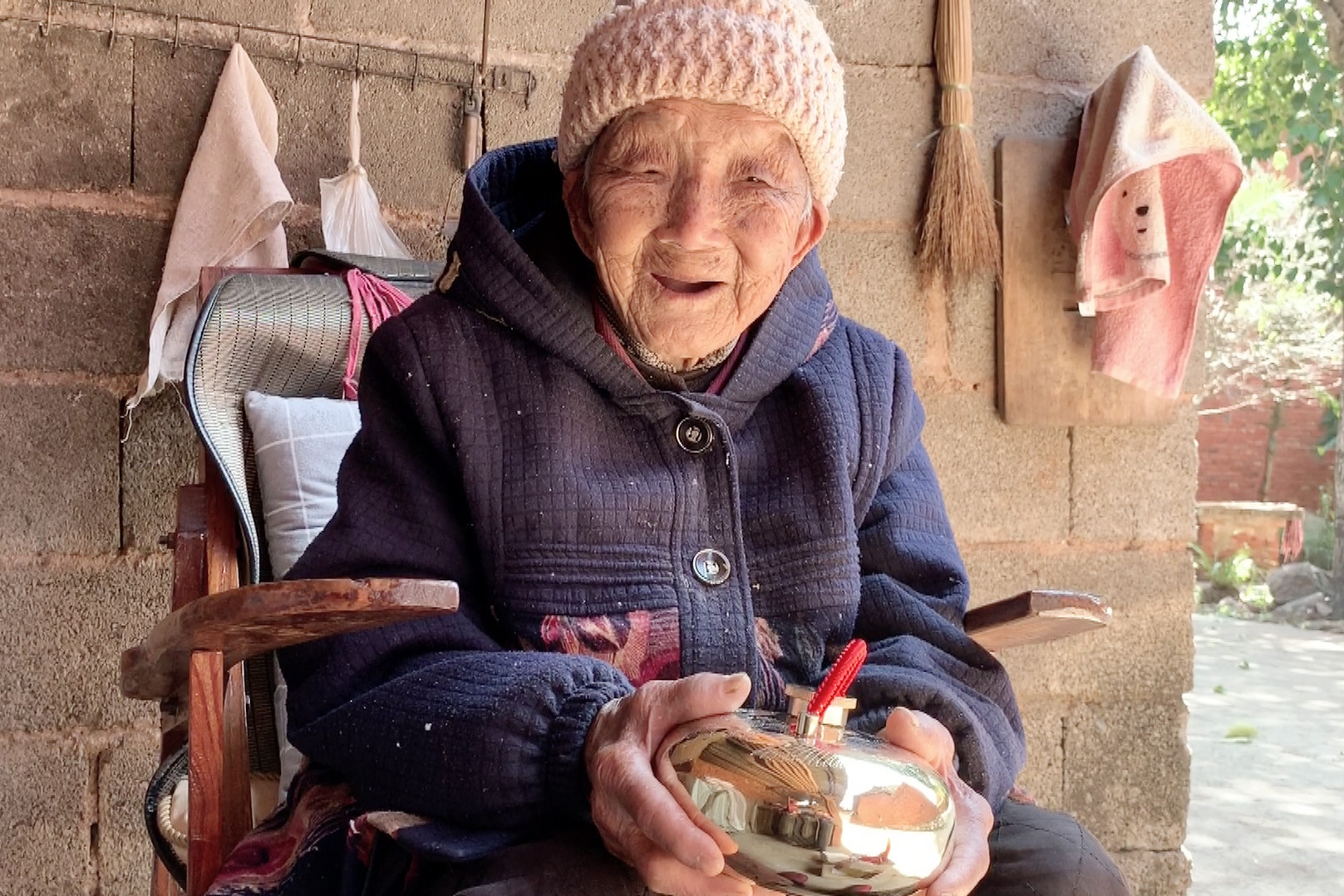 三八妇女节95岁老人收到了什么礼物奶奶一脸开心