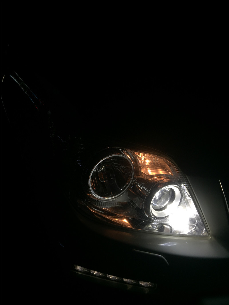 如今汽车大灯都流行着高亮的氙气大灯或者led大灯,假如你的车灯还没有